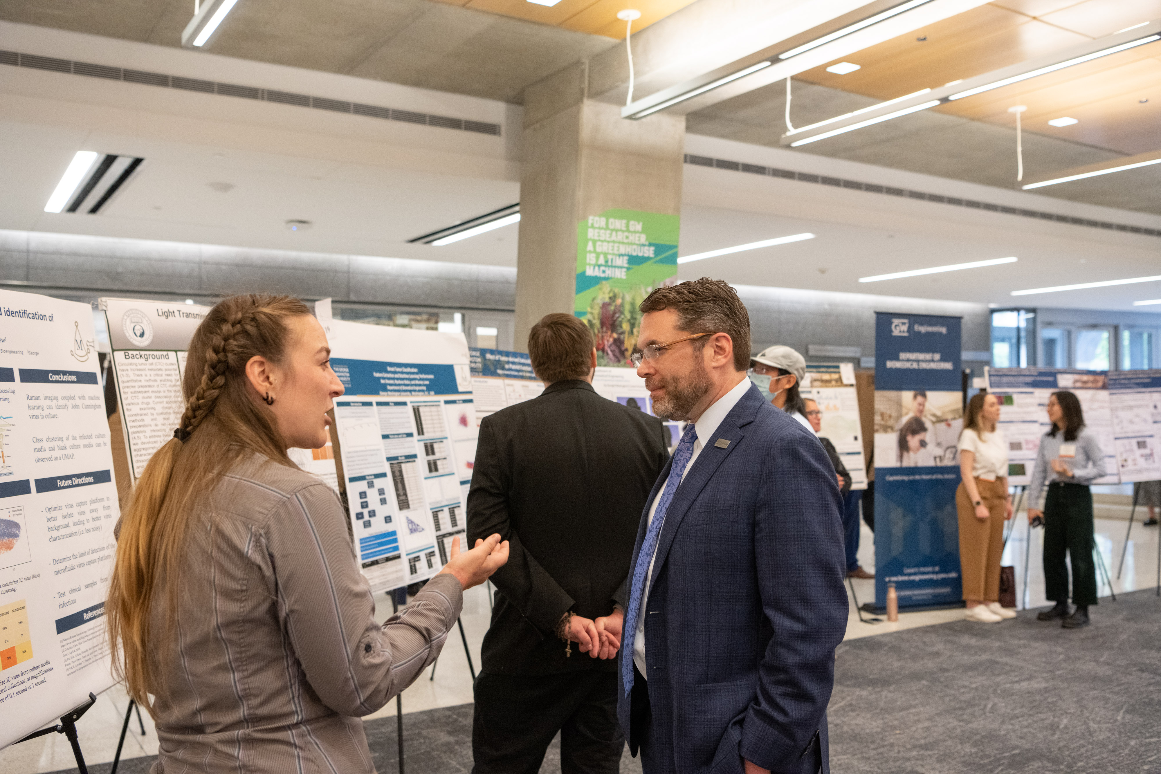 BME PhD student RyeAnne Ricker explaining her project to Dean John Lach