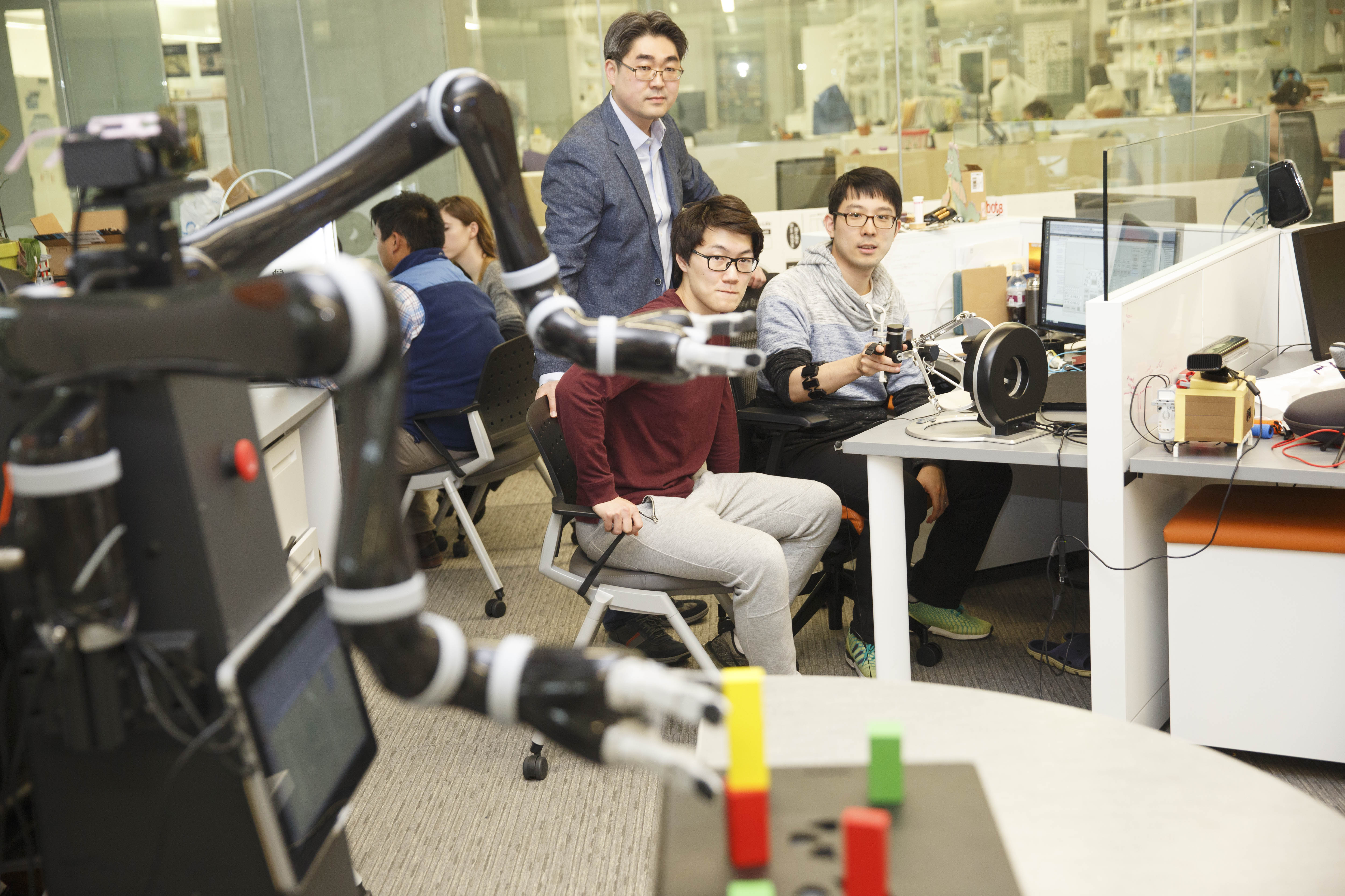 Students working in Prof. Park’s lab (2018).