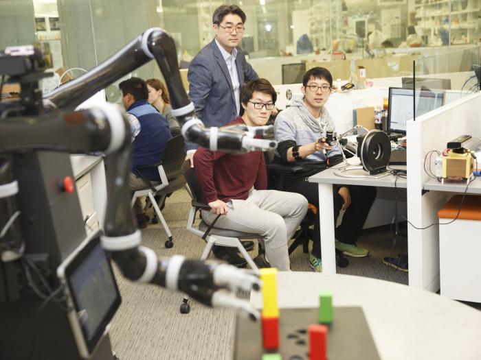 Students working in Prof. Park’s lab (2018).
