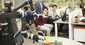 Students working in Prof. Park’s lab (2018).